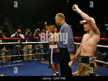 Matthew Hatton, un Anglais, célèbre la défaite de Frankie Santos à Porto Rico lors du combat de poids-lourd au MGM Grand Garden Arena, Las Vegas, États-Unis. Banque D'Images