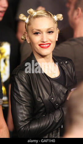 Le chanteur Gwen Stefani regarde Floyd Mayweather de Susa et Ricky Hatton d'Angleterre lors du combat WBC Welterweight Title au MGM Grand Garden Arena, Las Vegas, États-Unis. Banque D'Images