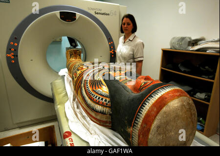 Stacey Sifi, radiologue à l'hôpital universitaire du centre de Londres, se prépare à mettre une momie égyptienne de 3,000 ans à travers un scanner pour voir ce qui se trouve à l'intérieur. Banque D'Images