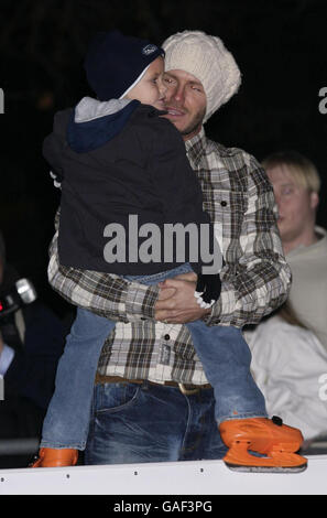 David Beckham et son fils Romeo lors d'une visite à la patinoire Winter Wonderland de Hyde Park, dans le centre de Londres. Banque D'Images