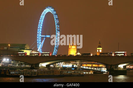 Vue nocturne du Waterloo Bridge traversant la Tamise avec une toile de fond du London Eye, de Big Ben et du Parlement du centre de Londres. Banque D'Images