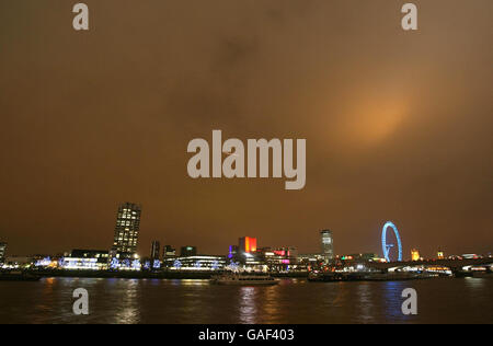 Une vue nocturne sur la Tamise de la rive sud et le pont de Waterloo avec vue sur le London Eye, Big Ben et le Parlement du centre de Londres. Banque D'Images