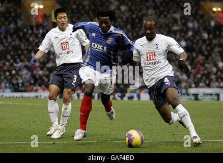 Football - Barclays Premier League - Portsmouth / Tottenham Hotspur - Fratton Park.Benjani Mwaruwari de Portsmouth (au centre) et Didier Zokora de Tottenham Hotspur se disputent le ballon. Banque D'Images