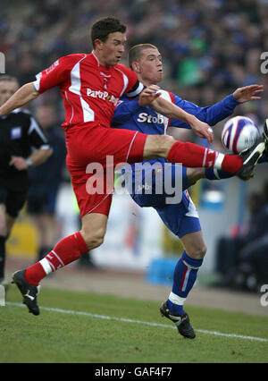 Joe Garner de Carlisle United (à droite) et Stephen Purches de Leyton Orient lors du match Coca-Cola League One à Brunton Park, Carlisle. Banque D'Images