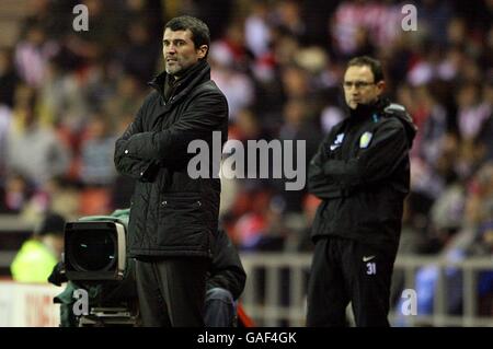 Football - Barclays Premier League - Sunderland / Aston Villa - Stade de lumière.Roy Keane, directeur de Sunderland (à gauche), et Martin O'Neill, directeur de Aston Villa, sur la ligne de contact pendant le match. Banque D'Images