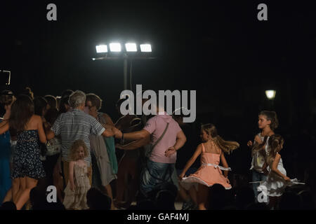 Paros, Grèce, 15 août 2015. Les gens dansent une danse traditionnelle dans le grand festival au nom de sainte Marie à Paroikia j Banque D'Images