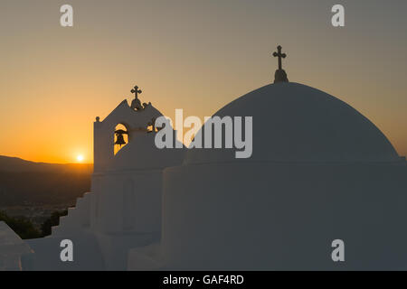 Silhouette d'église Saint Antoine dans l'île de Paros contre le coucher du soleil. Banque D'Images