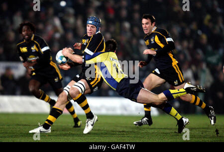 Rugby Union - Heineken Cup - Pool 5 - Round 4 - London Wasps / ASM Clermont Auvergne - Adams Park.Le joueur des Wasps James Haskell est attaqué par Grant Esterhuizen de Clemont lors du match de la coupe Heineken à Adams Park, High Wycombe. Banque D'Images