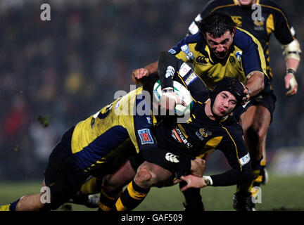 Rugby Union - Heineken Cup - Pool 5 - Round 4 - London Wasps / ASM Clermont Auvergne - Adams Park.Danny Cipriani, joueur des Wasps, est attaqué par Pierre-Manuel Garcia de Clermont lors du match de la coupe Heineken à Adams Park, High Wycombe. Banque D'Images