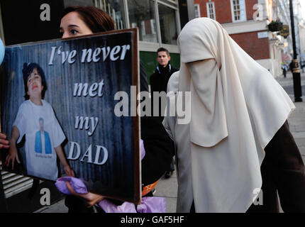 La famille de l'un des anciens détenus de la baie de Guantanamo qui est arrivé au Royaume-Uni hier soir, se trouve à l'extérieur de la Cour des magistrats de la ville de Westminster à Londres, où Jamil el-Banna et Omar Deghayes apparaîtront. Banque D'Images