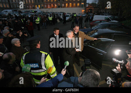 Taoiseach Bertie Ahern part après le module d'aujourd'hui du Tribunal Mahon au château de Dublin. Banque D'Images