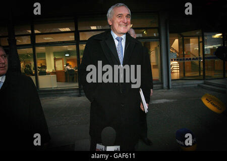 Taoiseach Bertie Ahern part après le module d'aujourd'hui du Tribunal Mahon au château de Dublin. Banque D'Images