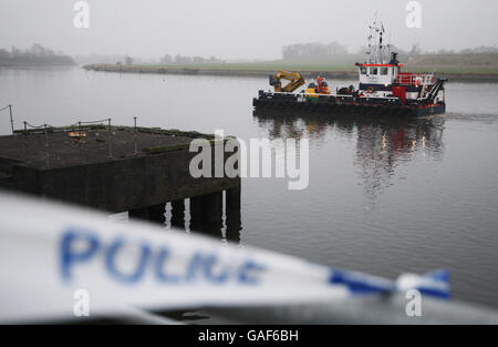 La scène sur la rivière Clyde, près de l'endroit où le bateau à remorqueurs « The Flying Phantom » a chaviré mercredi soir. Trois marins manquent encore. Banque D'Images