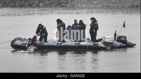 La scène sur la rivière Clyde, près de l'endroit où le bateau à remorqueurs « The Flying Phantom » a chaviré mercredi soir. Trois marins manquent encore. Banque D'Images