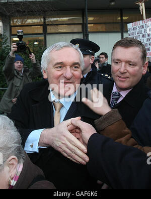 Taoiseach Bertie Ahern quitte le Tribunal Mahon à Dublin, où il a dû faire face à d'autres questions sur ses finances personnelles. Banque D'Images