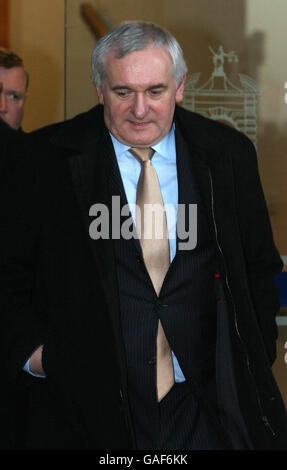 Autre recadrage de l'image transmise précédemment. Taoiseach Bertie Ahern quitte le tribunal Mahon au château de Dublin, où il a dû faire face à d'autres questions sur ses finances personnelles. Banque D'Images