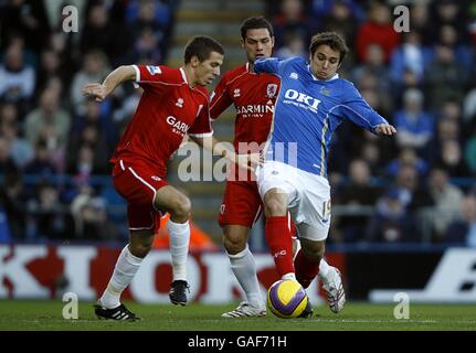 Niko Kranjcar de Portsmouth (à droite) lutte pour la balle avec Gary O'Neil (à gauche) et Luke Young de Middlesbrough. Banque D'Images