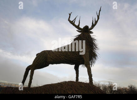 Un cerf écossais effigé devant la procession de la Torchlight ce soir. L'événement fait partie des célébrations de Hogmanay à Édimbourg. Banque D'Images