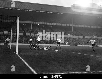 Le ballon traverse le col de Tottenham Hotspur après que le gardien de but John Hollowbread (troisième l) a été sauvé de Eddie Brown (c, sur le sol) de Birmingham City.Brian Taylor de Birmingham (hors de la vue) est sur le point de courir pour marquer le quatrième but de son équipe Banque D'Images