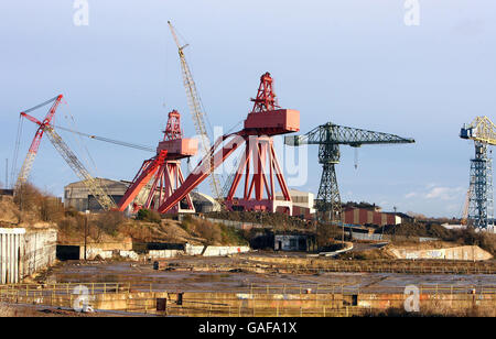 S grues sont à moitié démantelées dans le chantier naval dormant autrefois célèbre pour l'emploi de 1000 travailleurs sur la rivière Tyne. Banque D'Images