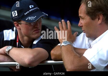 Course automobile Formula One - Grand Prix de Hongrie - qualification.BMW Williams Ralf Schumacher (l) discute avec le directeur de BMW Motorsport Gerhard Berger. Banque D'Images