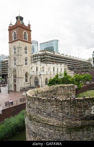 St Giles Cripplegate-sans-dans la ville de Londres, situé sur la rue d'avancement au sein du complexe de Barbican moderne Banque D'Images