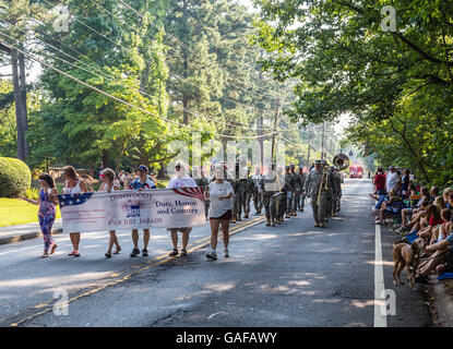 DUNWOODY, Georgia - 4 juillet 2016 : Les participants et les spectateurs dans le rapport annuel de Dunwoody, Georgia défilé du 4 juillet qui attire Banque D'Images