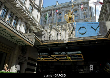 Entrée principale de l'hôtel Savoy de luxe. London, UK Banque D'Images