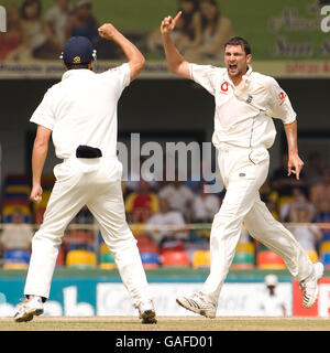 Steve Harmison, de l'Angleterre, célèbre le rejet du Jehan Mubarak au Sri Lanka lors du deuxième match de test au Scinghalais Sports Club, Colombo. Banque D'Images