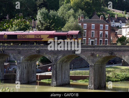 Le train de marchandises exploité par les chemins de fer anglais, gallois et écossais passe par Coalbrookdale, Shropshire, après avoir quitté la centrale électrique d'Ironbridge. Banque D'Images