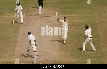 Steve Harmison, de l'Angleterre, célèbre le rejet du Jehan Mubarak au Sri Lanka lors du deuxième match de test au Scinghalais Sports Club, Colombo. Banque D'Images