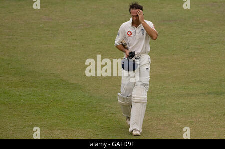 Le capitaine d'Angleterre Michael Vaughan quitte le terrain après que la mauvaise lumière cesse de jouer pendant le deuxième match d'essai au Scinghalais Sports Club, Colombo. Banque D'Images