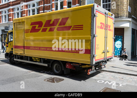 Un camion DHL garée près de Covent Garden, dans le centre de Londres, Royaume-Uni Banque D'Images