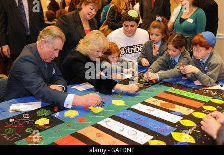 Charles et Camilla inscrivez-vous chandeliers Chanuka célébrations Banque D'Images