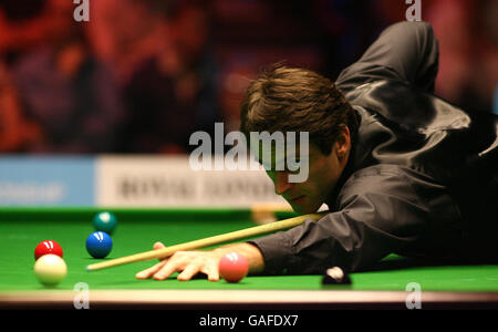 Ronnie O'Sullivan d'Angleterre à la table lors de la finale du championnat du Royaume-Uni de Maplin au Centre international de Telford. Banque D'Images