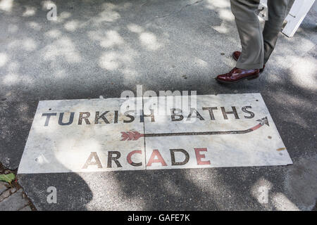 Bains turcs Arcade Chaussées signe sur Southampton Row à Londres, Royaume-Uni Banque D'Images