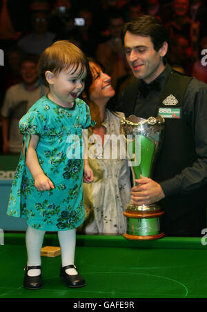 La fille de Ronnie O'Sullivan, Lily, joue sur la table après la victoire de son père à la finale du championnat britannique de Maplin au Centre international de Telford. Banque D'Images