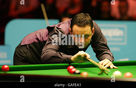 Stephen Maguire en Écosse à la table lors de la finale du championnat du Royaume-Uni de Maplin au Centre international de Telford. Banque D'Images