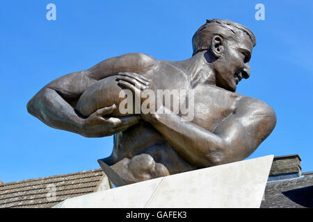 Statue et mémorial de Prince Obolensky comme un joueur de Rugby situé sur Cromwell Square Ipswich Suffolk Angleterre UK sculpteur Harry Gray Banque D'Images