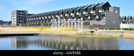 Barking Riverside la logement moderne avec terrasse et plan d'eau aménagé en UK plus grand quartier résidentiel système de régénération sur site de l'ancien hôtel Barking Power Station Banque D'Images