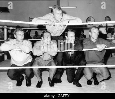 Les membres de l'équipe de la coupe du monde d'Angleterre posent pour des photos à l'intérieur du ring dans un gymnase de Londres, où ils avaient espéré voir l'entraînement du champion du monde de poids lourd Muhammad Ali pour son combat contre Brian London: (g-D) Jack Charlton, Ray Wilson, Bobby Moore, Jimmy Greaves et Bobby Charlton Banque D'Images