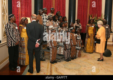 Sa Majesté la reine Elizabeth II et HRH le duc d'Édimbourg lors d'une réception pour les Africains du Commonwealth à Buckingham Palace, Londres. Banque D'Images