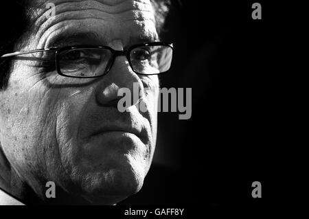 Fabio Capello, directeur de l'Angleterre, lors d'une conférence de presse pour le dévoiler comme nouveau directeur de l'équipe nationale d'Angleterre au Lancaster Hotel, Lancaster Gate, Londres. Banque D'Images