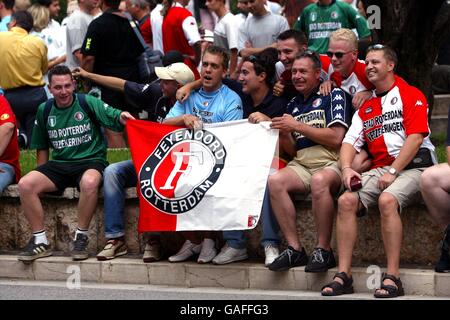 Football - UEFA Super Cup - final - Real Madrid / Feyenoord.Les fans de Feyenoord s'imprégnent de l'atmosphère avant le match contre le Real Madrid Banque D'Images