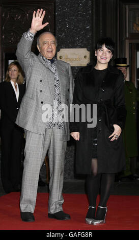 Lily Allen avec le propriétaire du magasin Mohamed Al Fayed lors du lancement de la vente d'hiver Harrods, au grand magasin Harrods, Knightsbridge, à l'ouest de Londres. Banque D'Images