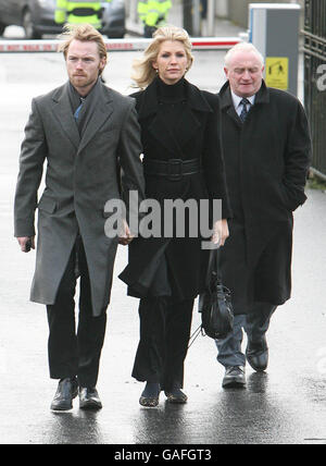 Le chanteur Ronan Keating, son épouse Yvonne et son père Gerry arrivent pour les funérailles du chanteur Joe Dolan à la Cathédrale du Christ Roi à Mullingar, Co Westmeath. Banque D'Images