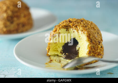 Close up boules de glace au chocolat avec remplissage de lave Banque D'Images