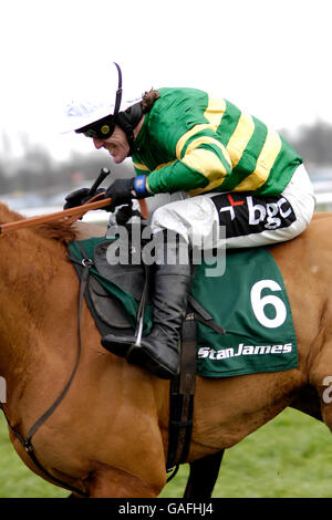 Paille Bear criblé par Tony McCoy sur le chemin de Victoire dans l'obstacle de Noël de Stan James (niveau 1) Banque D'Images