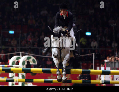 William Whitaker à cheval Arielle dans le Grand Prix d'Olympia à Olympia, le Londres International Horse Show au centre d'exposition d'Olympia à Londres PRESS ASSOCIATION photo.photo date: Jeudi 20 décembre 2007.Le crédit photo devrait se lire: Steve Parsons/PA Wire Banque D'Images