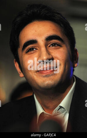 Bilawal Bhutto Zardari, étudiante en droit à Oxford, fils de l’ancien Premier ministre pakistanais Benazir Bhutto, s’exprime lors d’une conférence de presse dans un hôtel du centre de Londres lorsqu’il revient au Royaume-Uni pour reprendre ses études. Banque D'Images